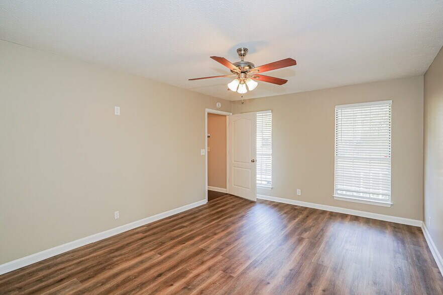 Building Photo - 642 Knollwood Dr