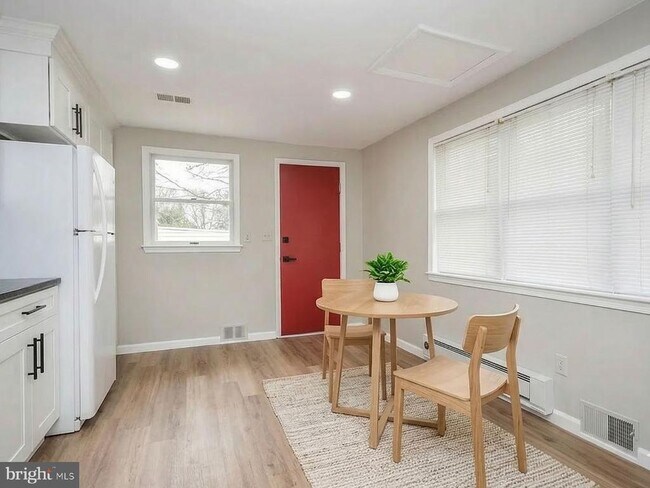 Building Photo - 4426 Hallet St