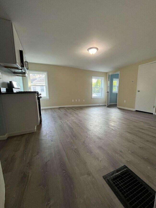 Building Photo - Gorgeous Studio Apartment in Quiet Pittsfield Street