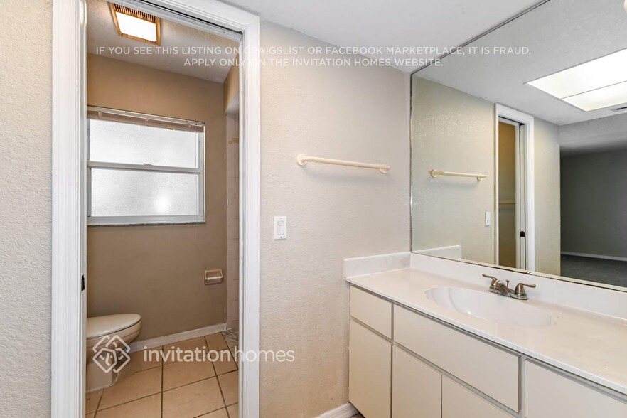 Building Photo - 3708 Fontainebleau St