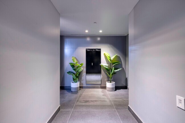 Building Photo - 4381 W Flamingo Rd