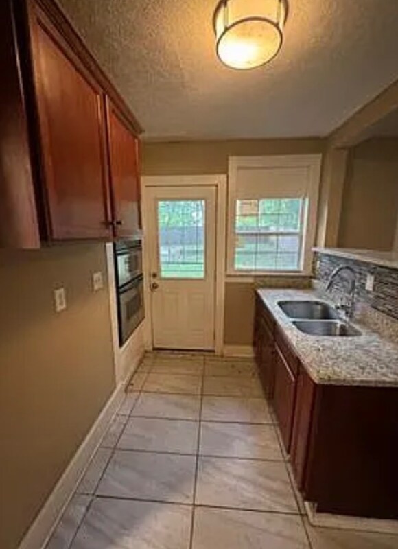 Building Photo - 2219 Locust St