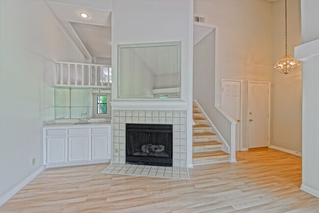 Building Photo - PRIME POOLFRONT LOCATION & CLOSE TO MAIN GATE! BRIGHT & SPACIOUS, END-UNIT POOLFRONT TOWNHOUSE W/...