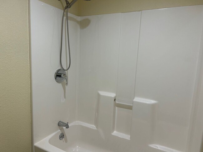 Building Photo - Updated Spacious Home!