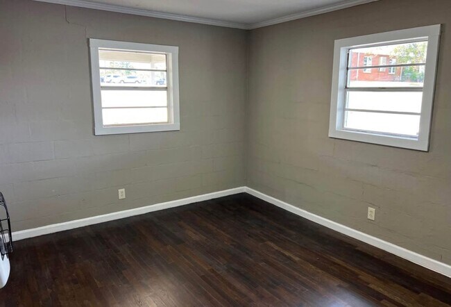 Building Photo - 2 Bed 1 Bath Home