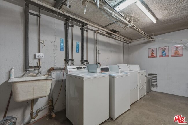 Building Photo - 1827 N Van Ness Ave