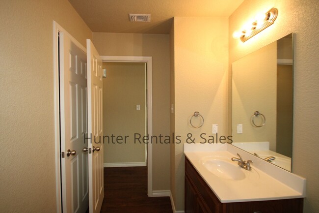 Building Photo - Spacious 2-bedroom!!!