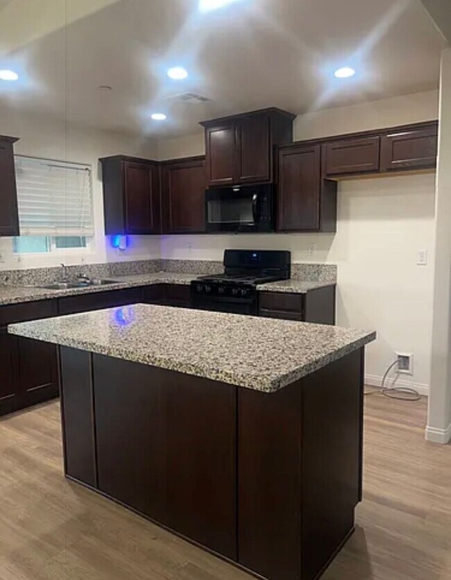 Building Photo - New 3 bedrooms 2 bath home move in ready
