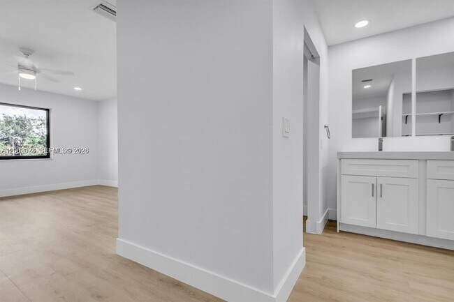 Building Photo - 8535 Casa Del Lago