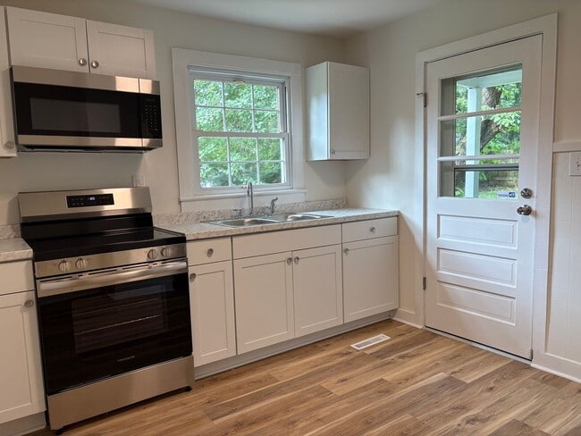Building Photo - 2 Bedroom, 1 Bathroom House in Winston-Salem!