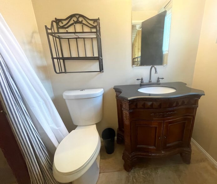 Building Photo - 1097 Club View Dr