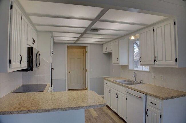 Building Photo - 3-Bed, 2-Bath in BA!