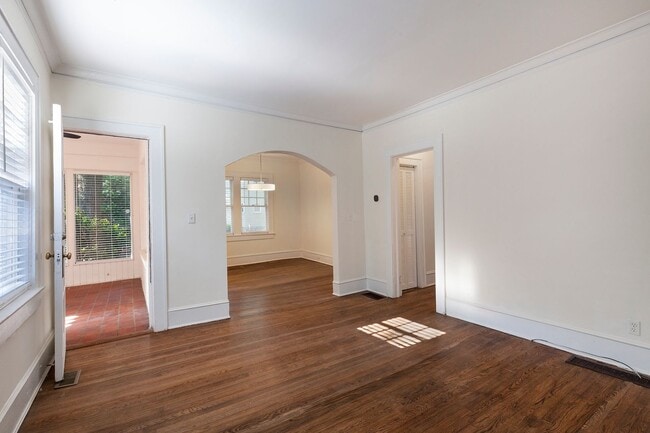 Building Photo - Spacious 1/1 Condo w/ Enclosed Patio & Off...