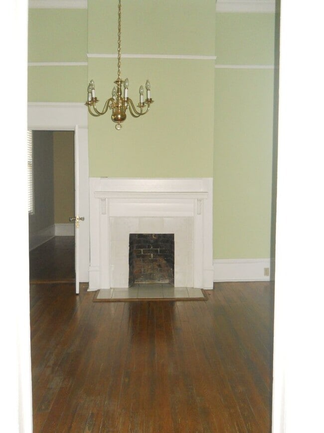 Building Photo - Beautiful, well maintained older home in t...