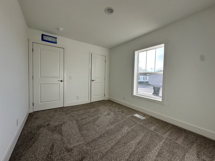 Building Photo - 7 Rainier St N