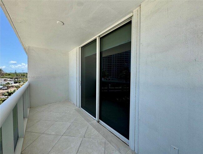 Building Photo - 10275 Collins Ave
