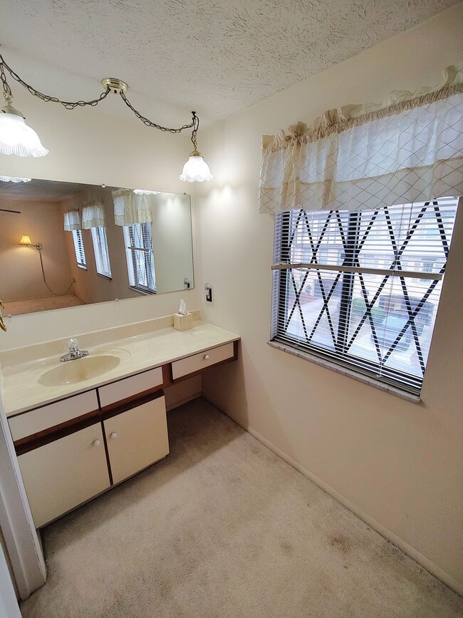 Building Photo - *Spacious & Conveniently Located 3BD/2.5BA Townhouse Available in Bethel Park*