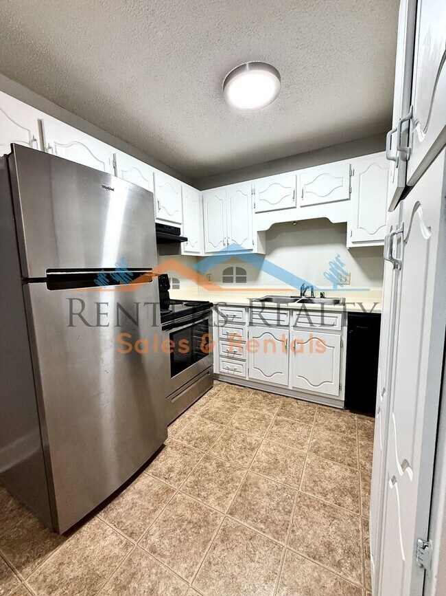 Building Photo - 2105 Epworth Dr NE