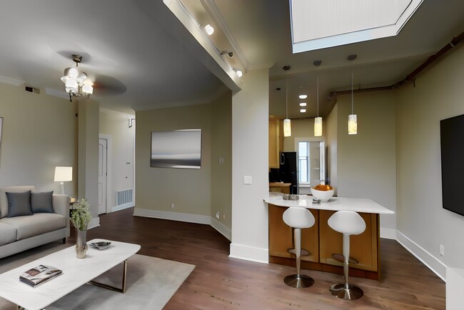 Building Photo - 3 bedroom, 2 bath apartment located in the...