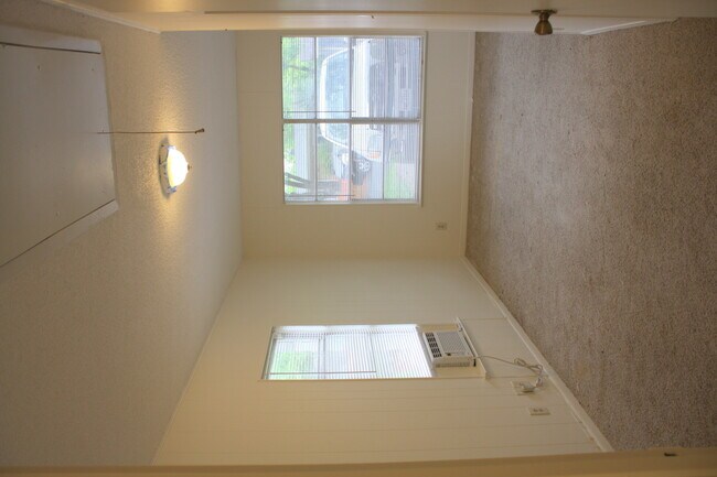 Building Photo - 3/1 in Central Austin Highland Neighborhood. Fenced Backyard. W/D Connections