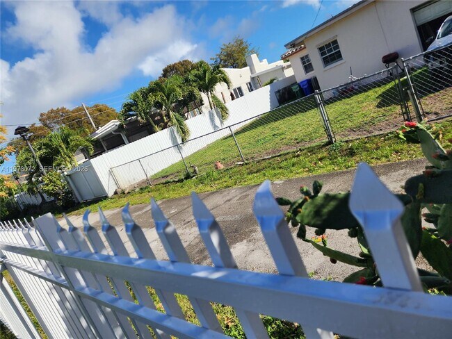 Building Photo - 1030 NW 48th St