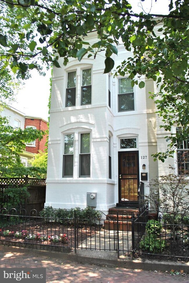 Building Photo - 127 10th St SE