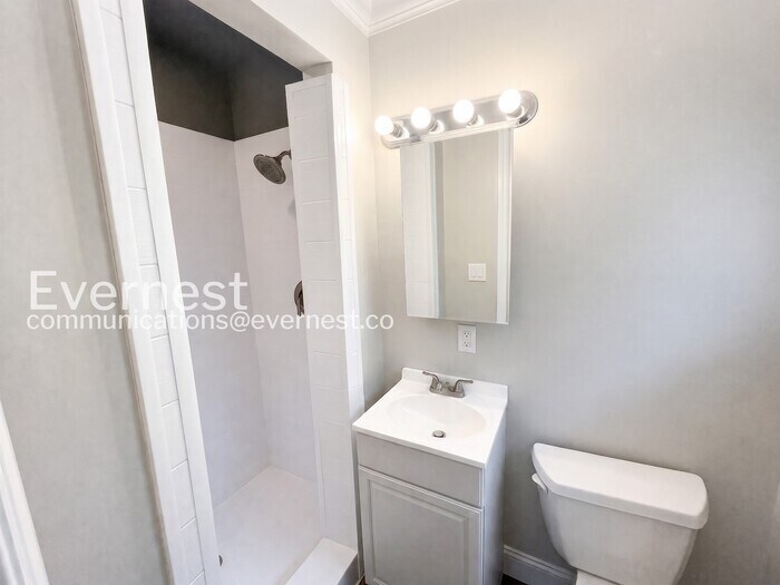 Building Photo - 5526 Crestview Dr