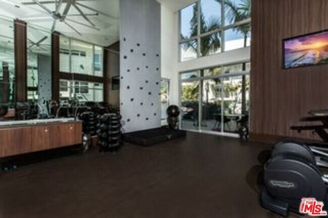 Building Photo - 950 S Fairfax Ave