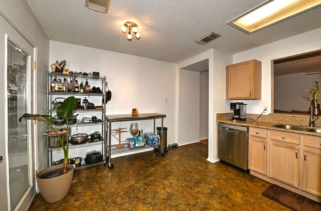 Building Photo - Spacious cozy home  |  Great location  |  2 bedroom  |  1 bath  |  1 car garage