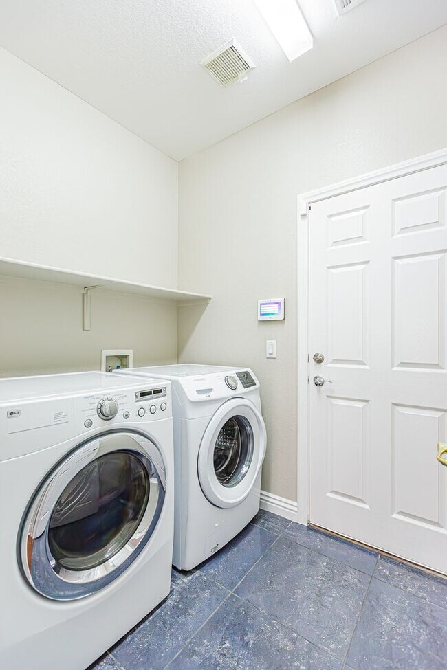 Building Photo - 2 Master Suites in a gated community