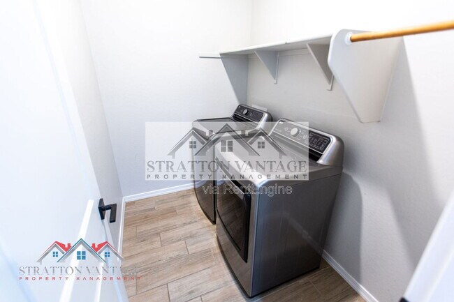 Building Photo - 36005 W San Clemente Ave