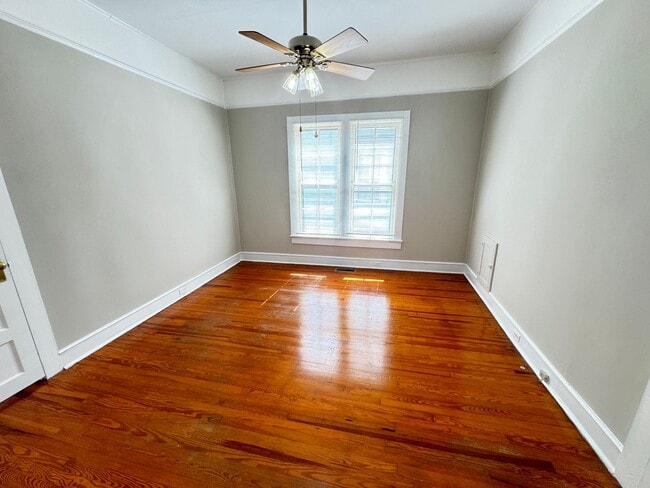 Building Photo - Large 2 bed 1 bath home located blocks fro...