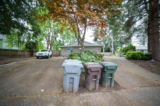 Building Photo - IKEMB02