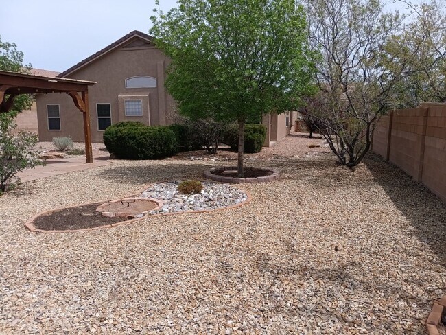 Building Photo - 4 Bedroom, 2 Bathroom! Lovely Home!