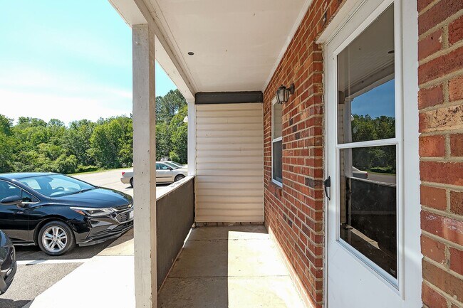 Building Photo - Pet-Friendly 2BR Apartment in Convenient Louisa Location