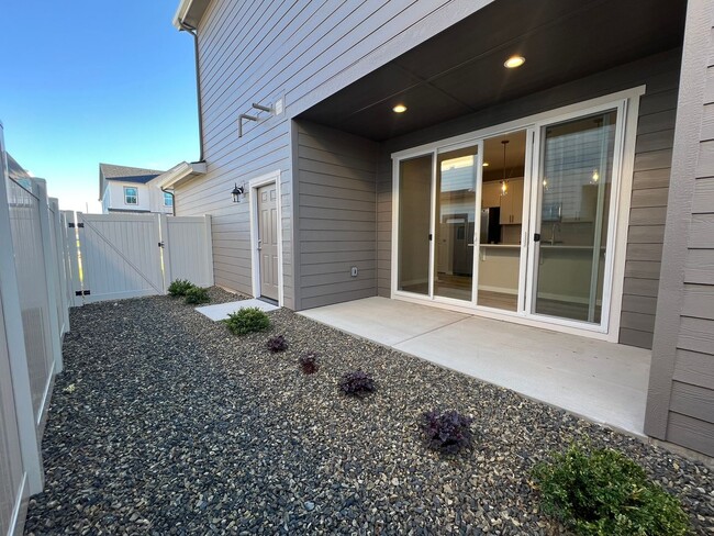 Building Photo - Brand new 3 bed 2.5 bath townhome in Stars...