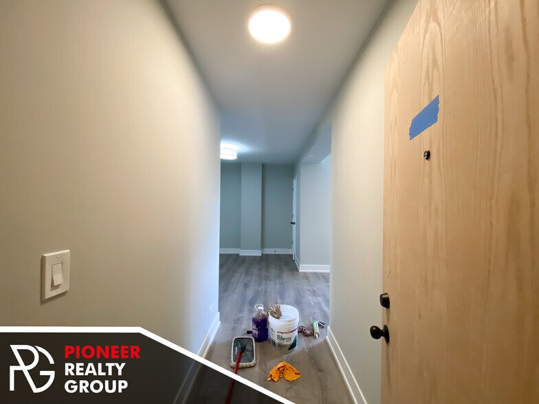 Building Photo - 503 W Belmont Ave