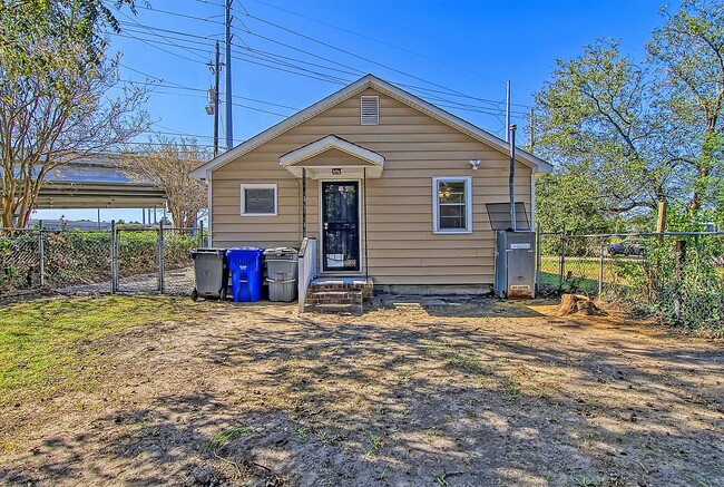 Building Photo - Modern Retreat Minutes from Downtown Charleston
