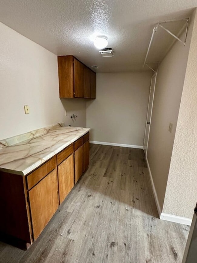 Building Photo - 4 bedroom 3 bathroom in Tracy