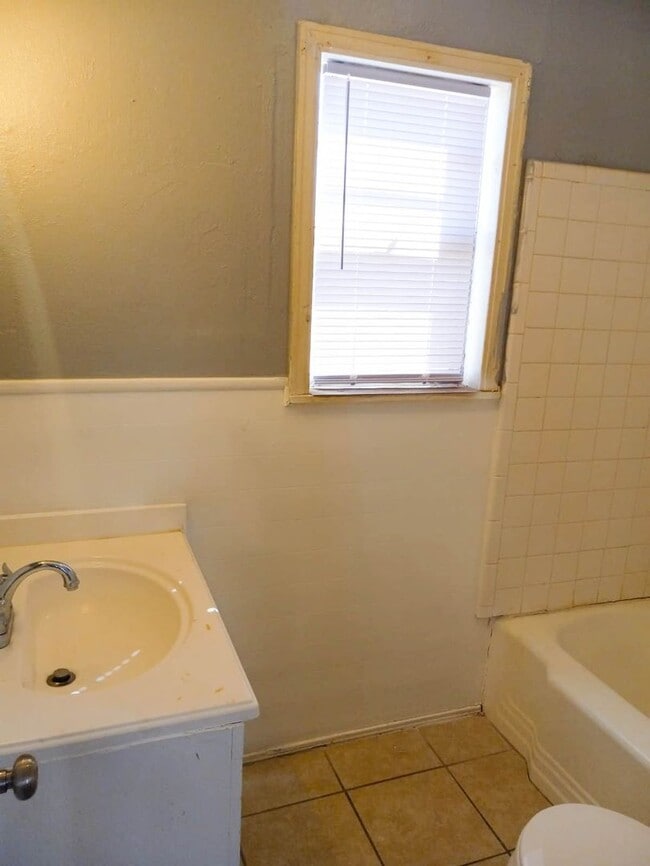 Building Photo - Handyman Special $0 First Month's Rent / “You fix, you SAVE BIG!!” Contact Diane for details: 806...