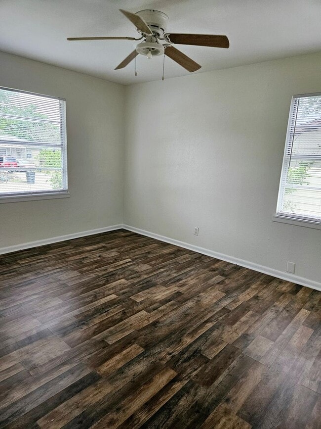 Building Photo - 3 BEDROOM AVAILABLE NOW!