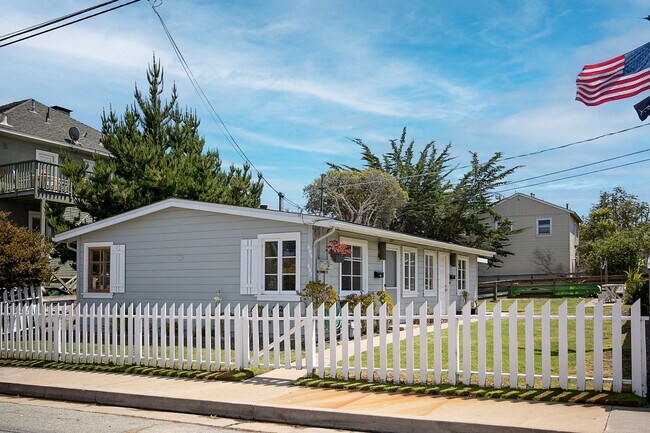 Building Photo - Charming Sunny Pacific Grove Duplex - Available early June
