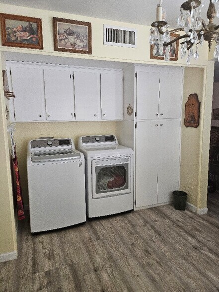 Building Photo - 10723 E Navajo Pl
