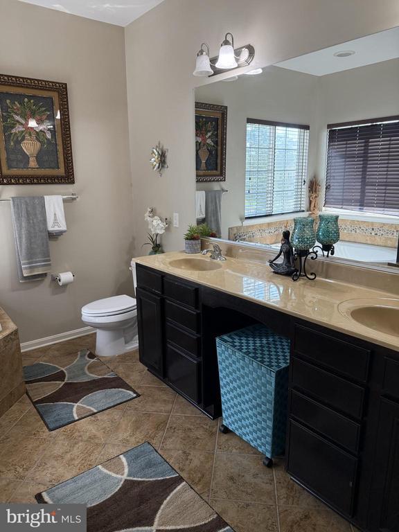 Building Photo - 1037 Suffolk Dr