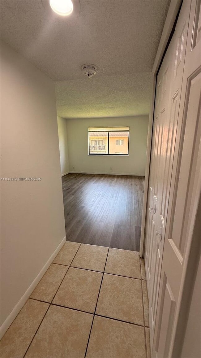 Building Photo - 231 Lakeview Dr