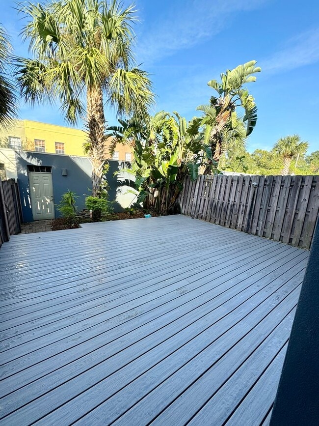 Building Photo - Stunning and Unique Luxury Town Home for R...