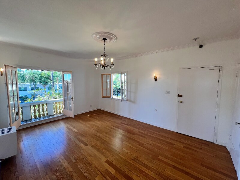 Building Photo - 2028 Beachwood Dr