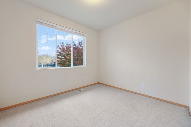 Building Photo - Move in special - same rate with lease to ...