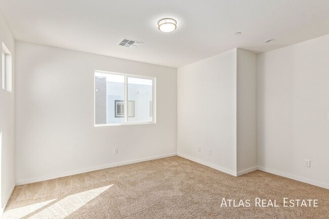 Building Photo - 2 WEEKS FREE RENT IF MOVED IN BY 3/15!  Ur...