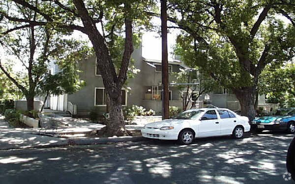 Primary Photo - 400-420 N. Oakland Ave